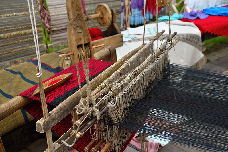 Carpet weaving loom
