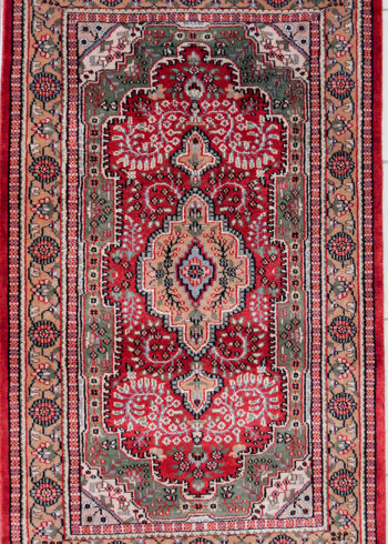 Floral design handmade wool silk area rug used a scatter rug