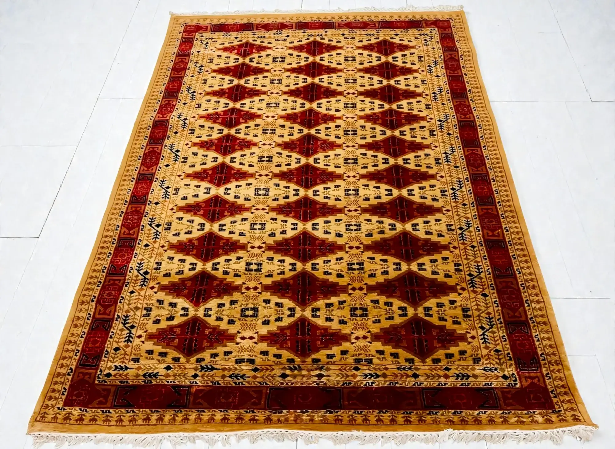 geometric-accent-luxury-coffee-table-rug-7x5ft Pure Merino wool hand-knotted geometric accent coffee table rug size 7×5 ft
