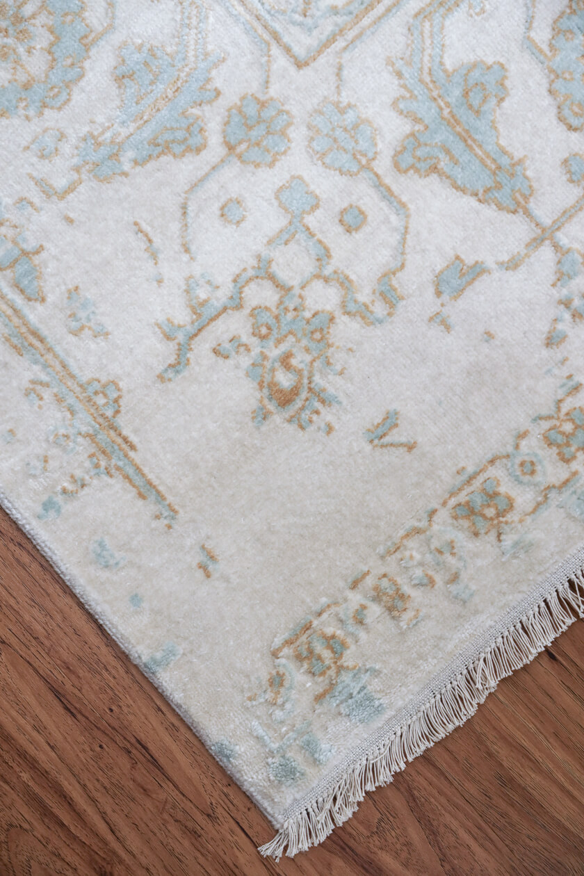 hand-knotted-cream-transitional-carpet-fringe-close-up