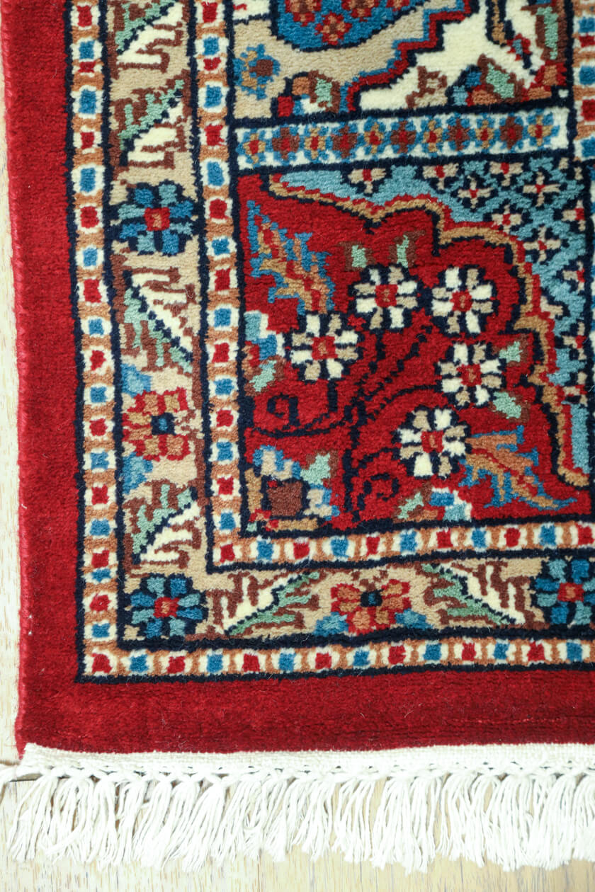 merino-wool-silk-blend-red-geometric-rug-texture